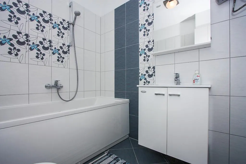 Apartment Leona With Private Pool Trogir Kroatien