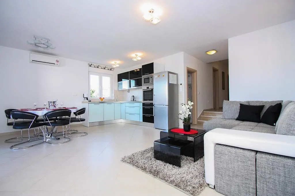 Apartment Leona With Private Pool Trogir 0*,