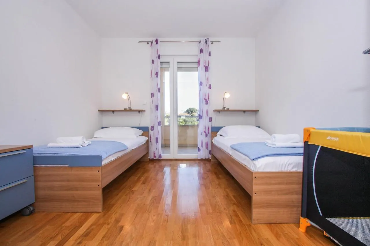 Apartment Leona With Private Pool Trogir