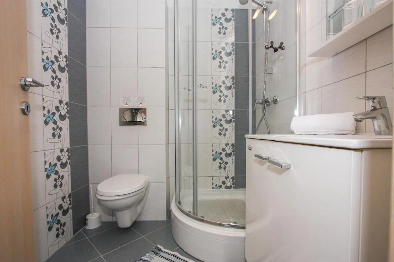Apartment Leona With Private Pool Trogir