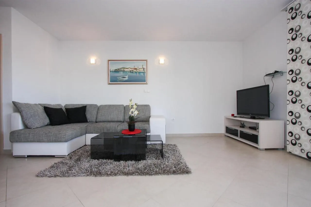 Apartment Leona With Private Pool Trogir Kroatien