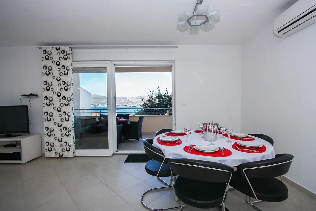 Apartment Leona With Private Pool Trogir